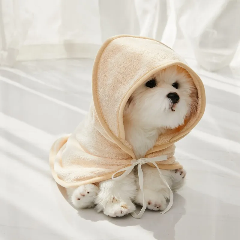 Peignoir microfibre à capuche NOVLI, coloris Beige — porté, regard vers le haut