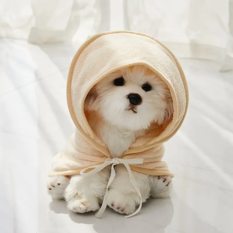 Peignoir microfibre à capuche NOVLI, coloris Beige — porté, trois-quarts