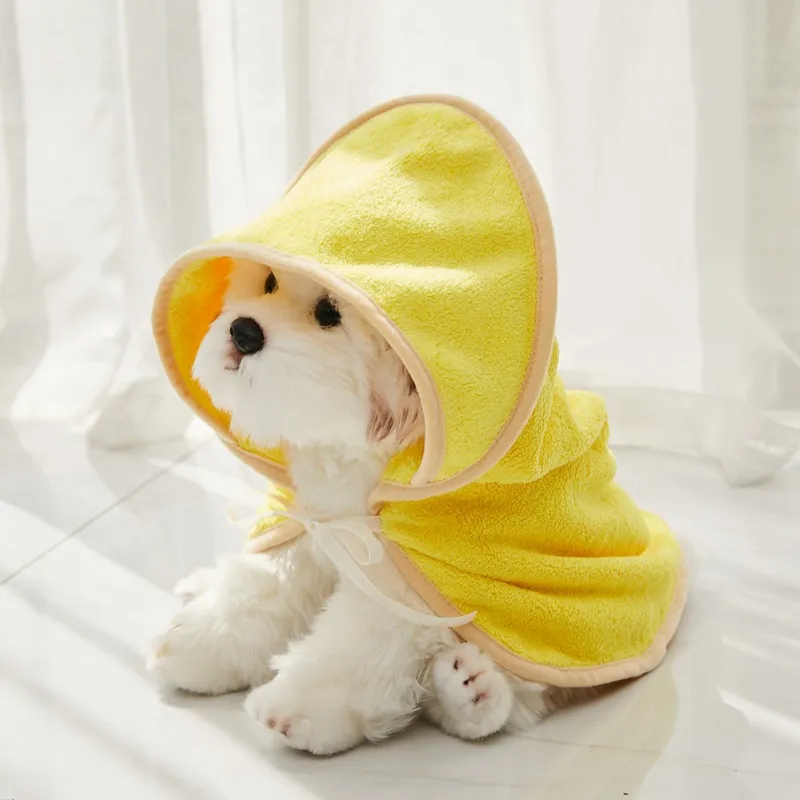 Peignoir microfibre à capuche NOVLI, coloris Jaune — porté, regard vers le haut