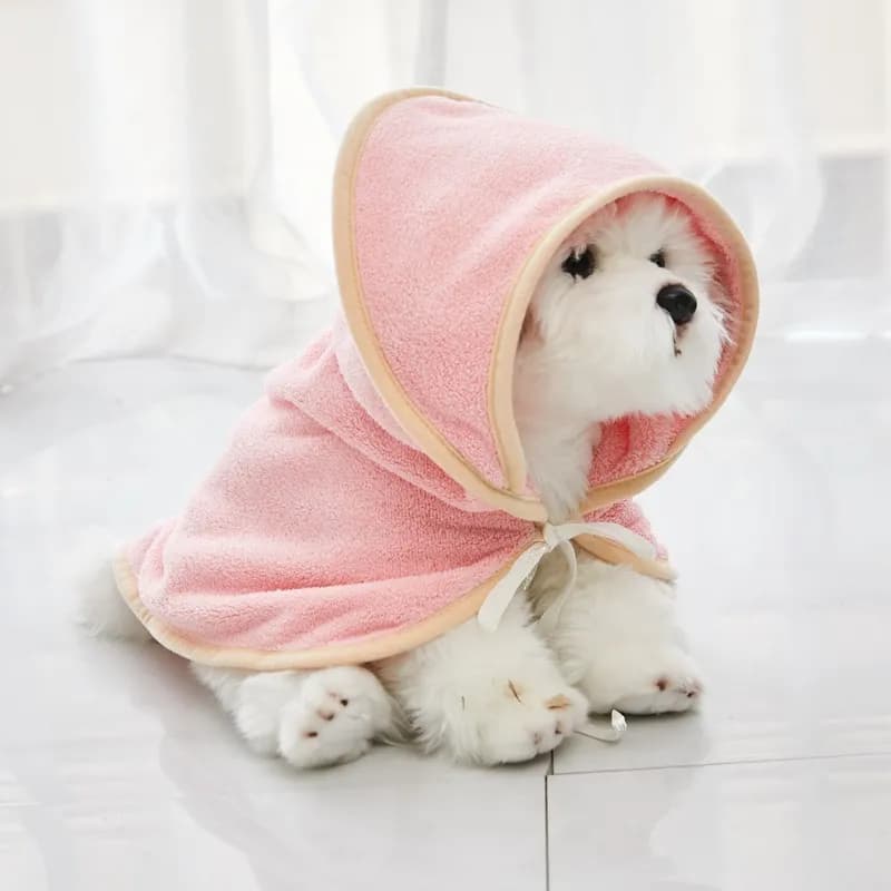 Peignoir microfibre à capuche NOVLI, coloris Rose — porté, trois-quarts