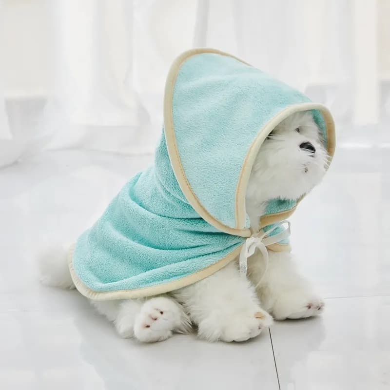 Peignoir microfibre à capuche NOVLI, coloris Turquoise — porté, trois-quarts
